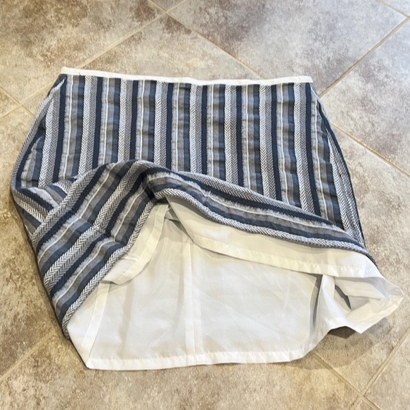 🆕 LOFT striped mid rise mini skirt gray white lined lightweight size 8 - Picture 2 of 10